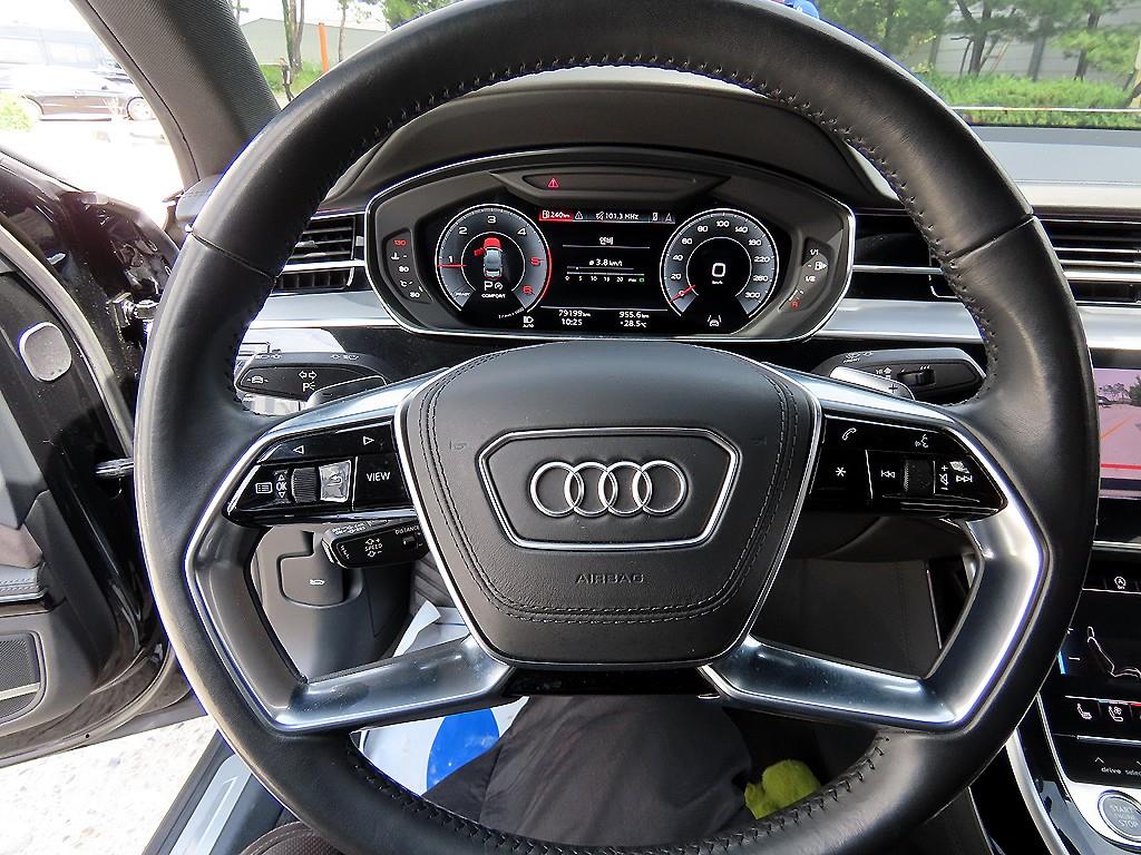 Audi A8 — photo 08