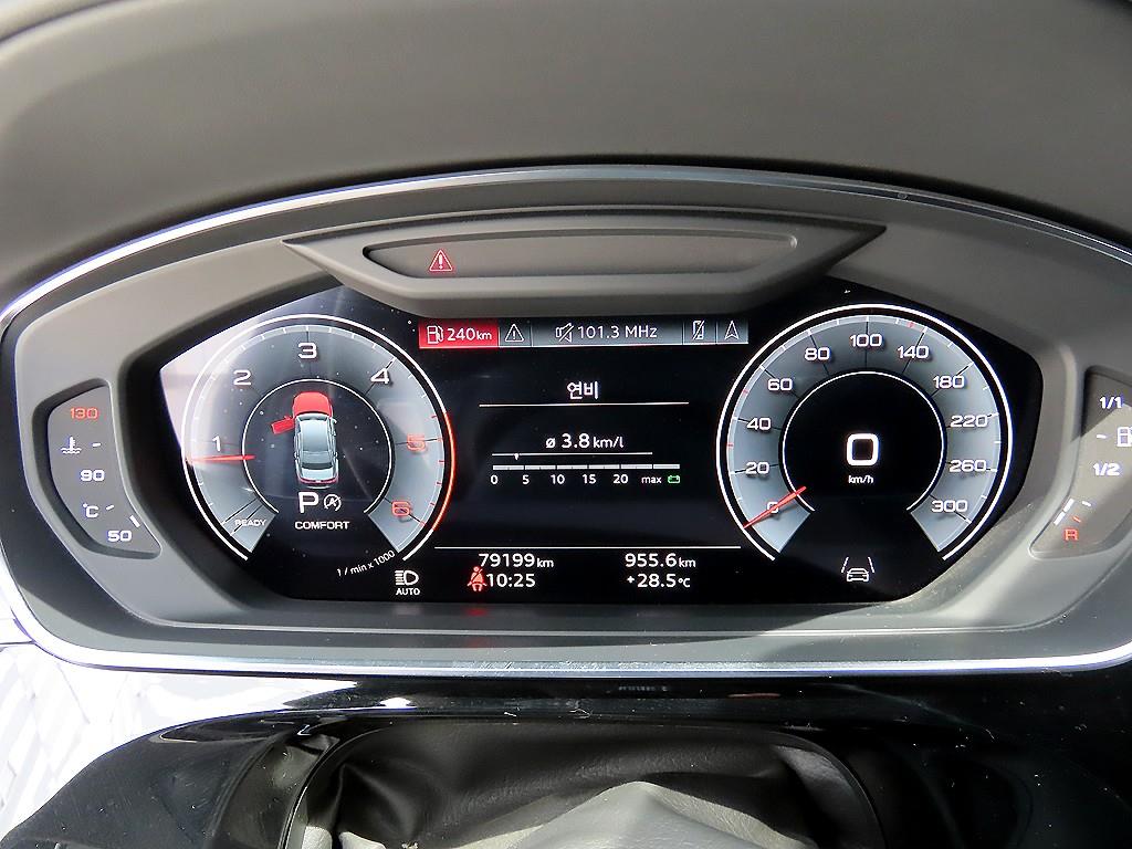 Audi A8 — photo 09