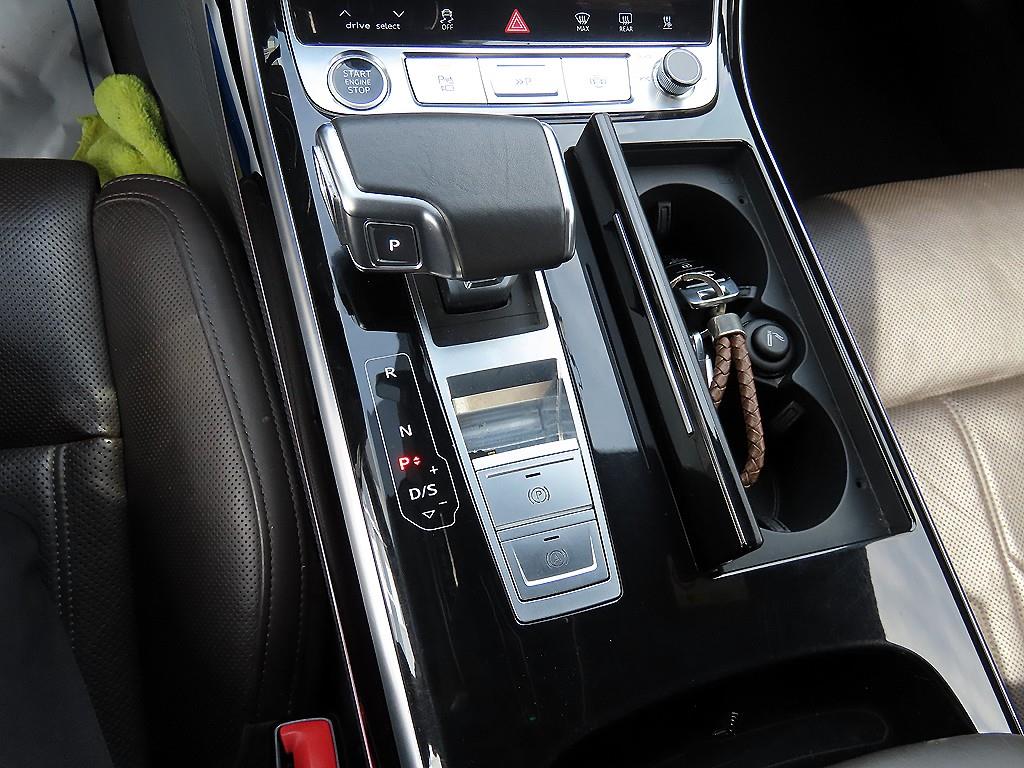 Audi A8 — photo 11