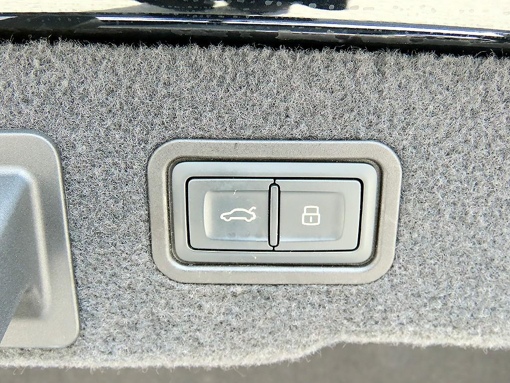Audi A8 — photo 16