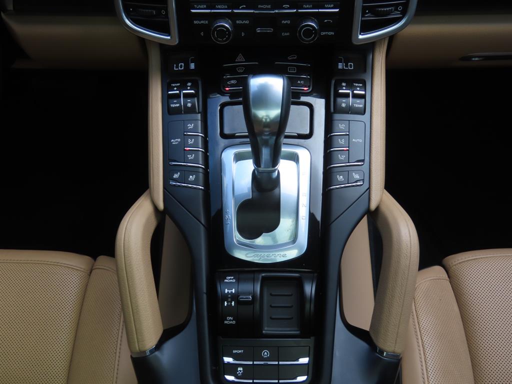 Porsche Cayenne — photo 13