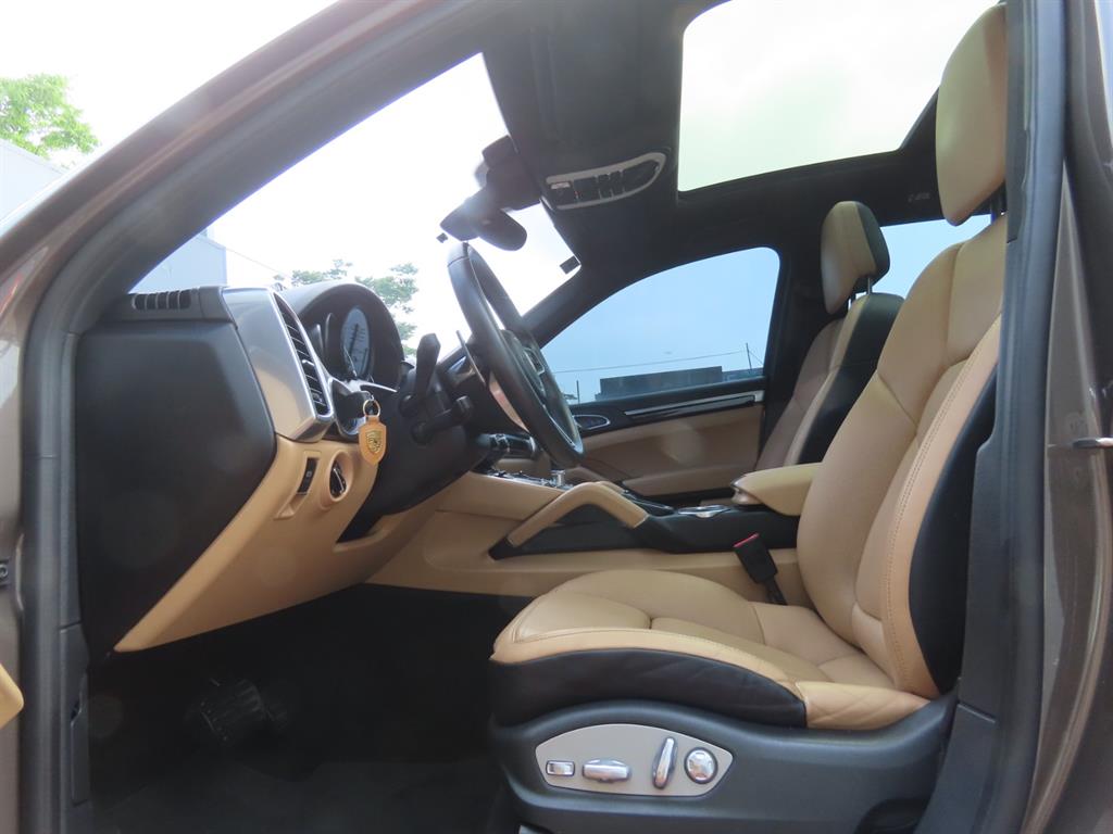 Porsche Cayenne — photo 16