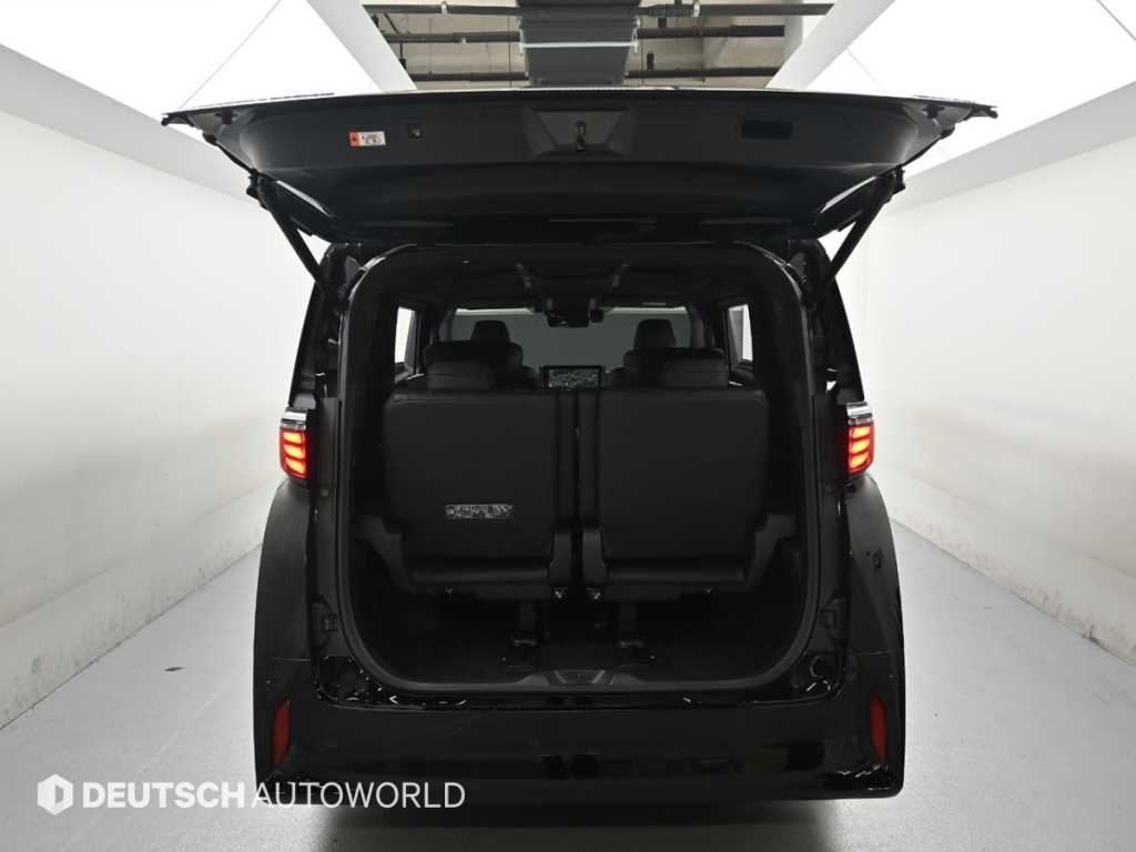 Toyota Alphard — photo 19