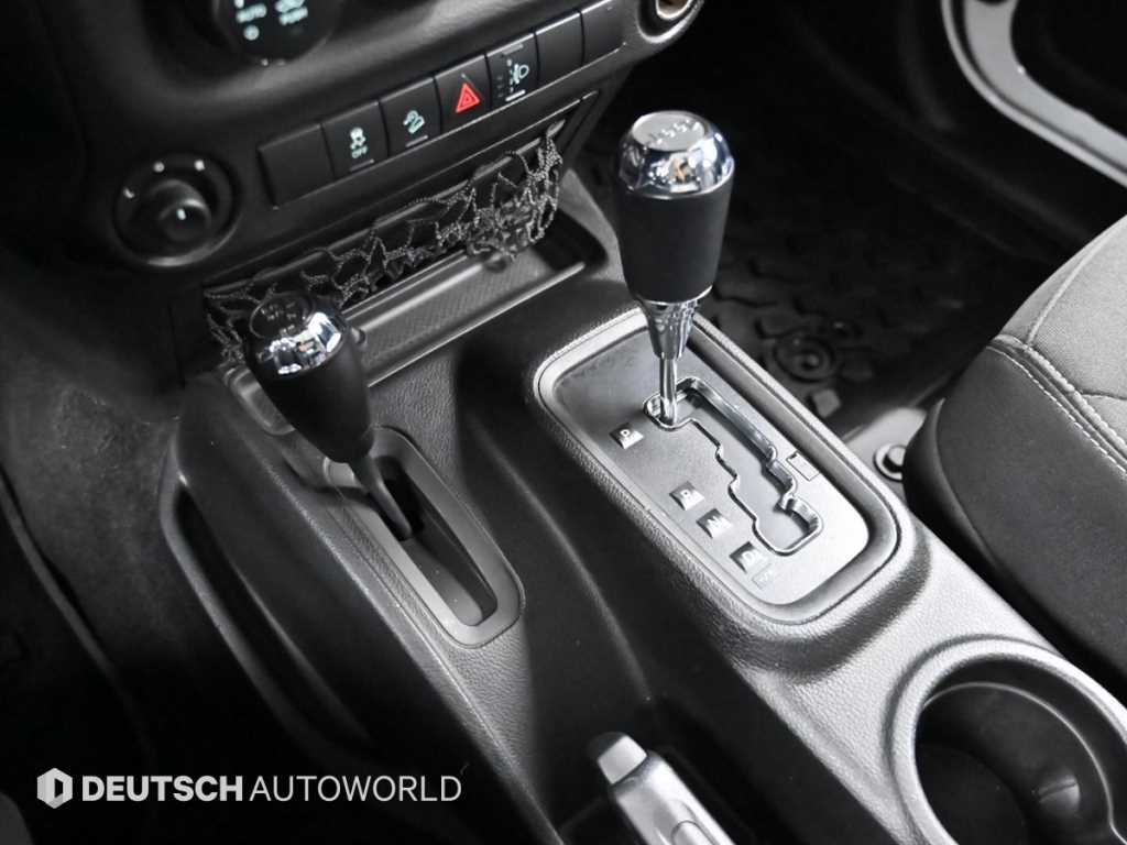 Jeep Wrangler — photo 09