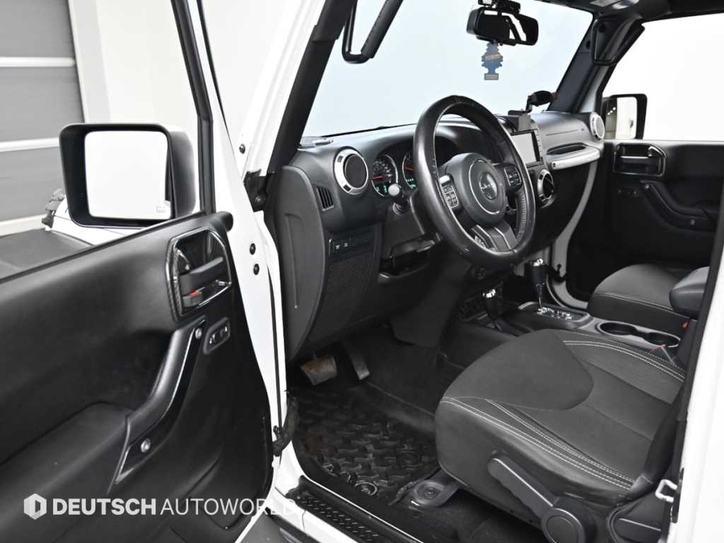 Jeep Wrangler — photo 11
