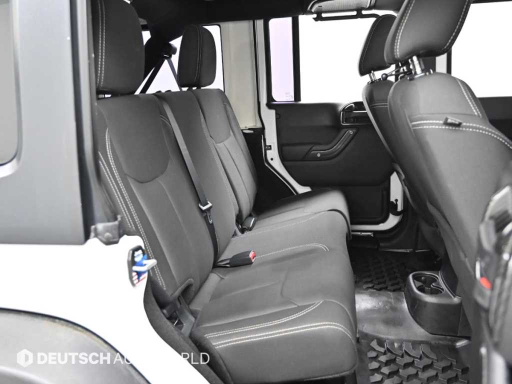 Jeep Wrangler — photo 12