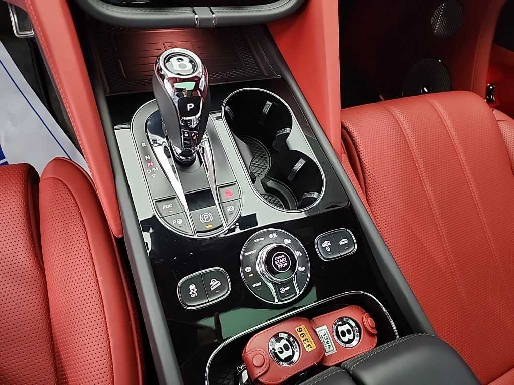 Bentley Bentayga — photo 08