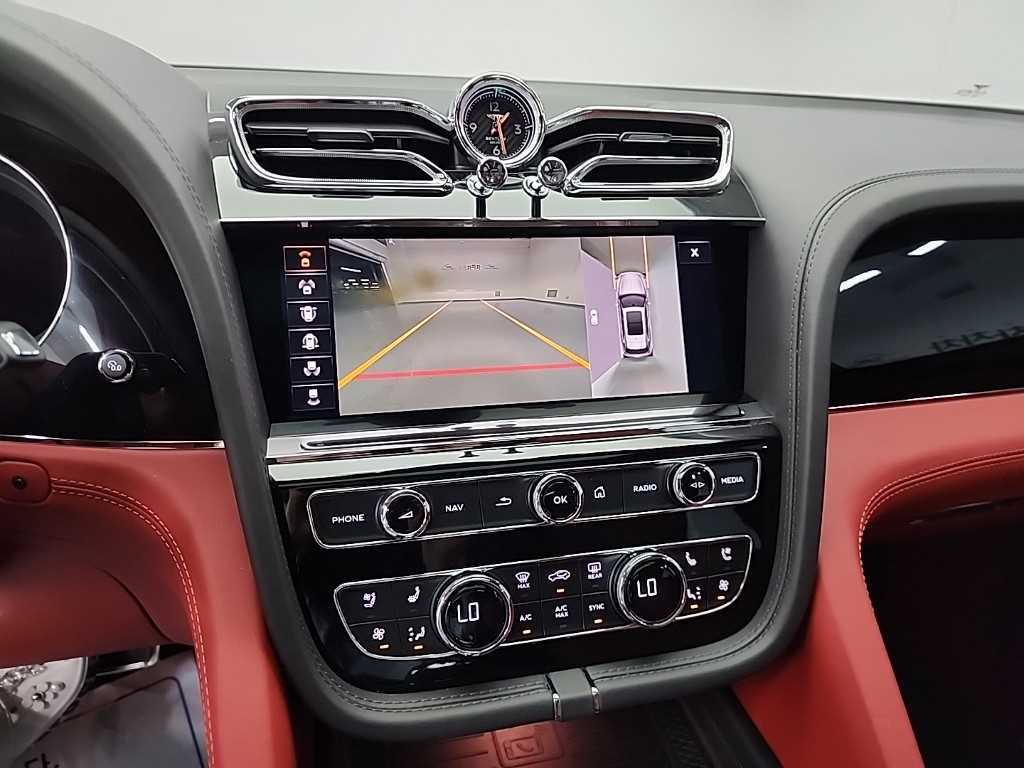 Bentley Bentayga — photo 10