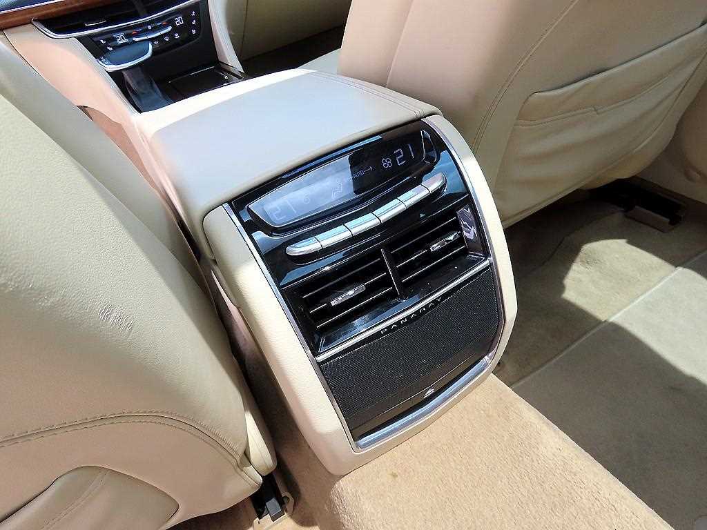 Cadillac CT6 — photo 16