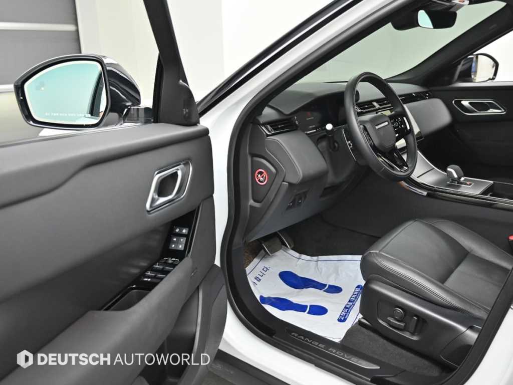 Land Rover Range Rover Velar — photo 11