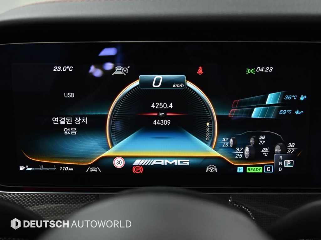Mercedes-Benz E-Class — photo 08