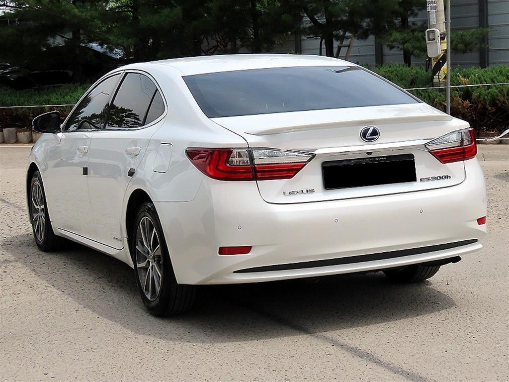 Lexus ES — photo 03