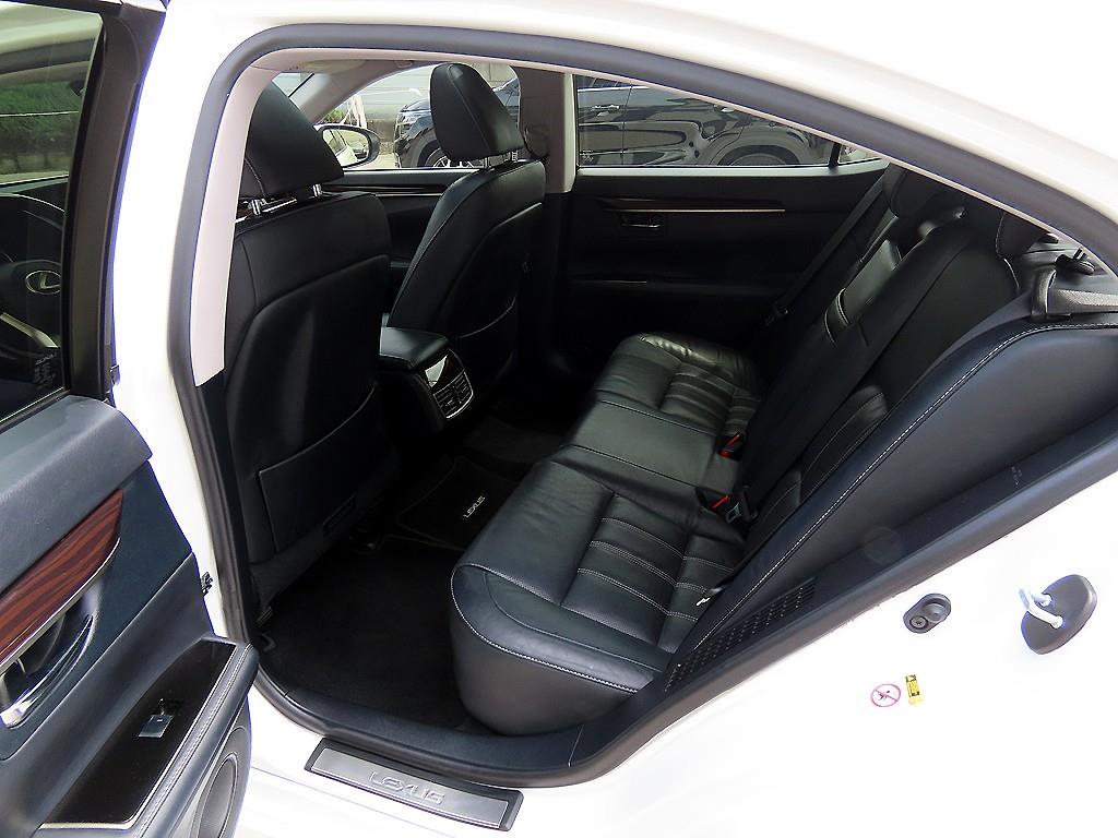 Lexus ES — photo 06