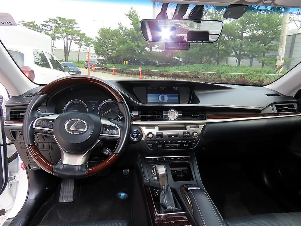 Lexus ES — photo 07