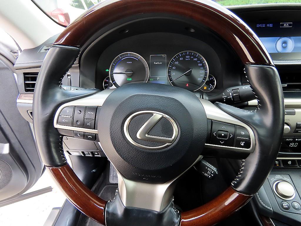Lexus ES — photo 08