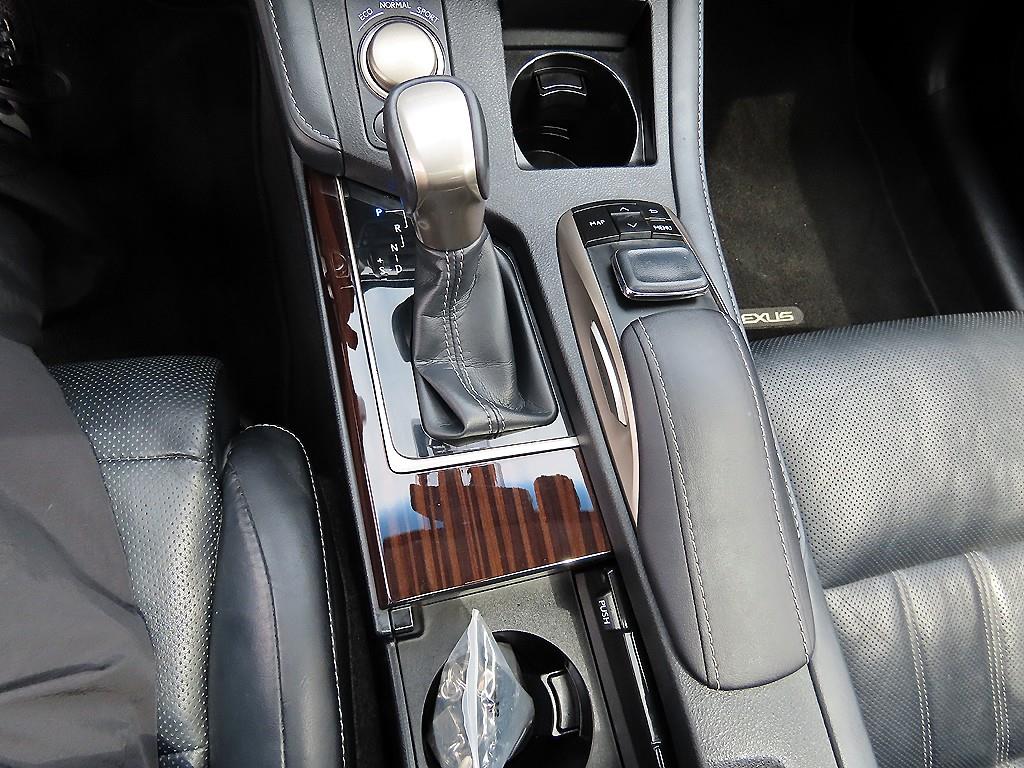 Lexus ES — photo 10