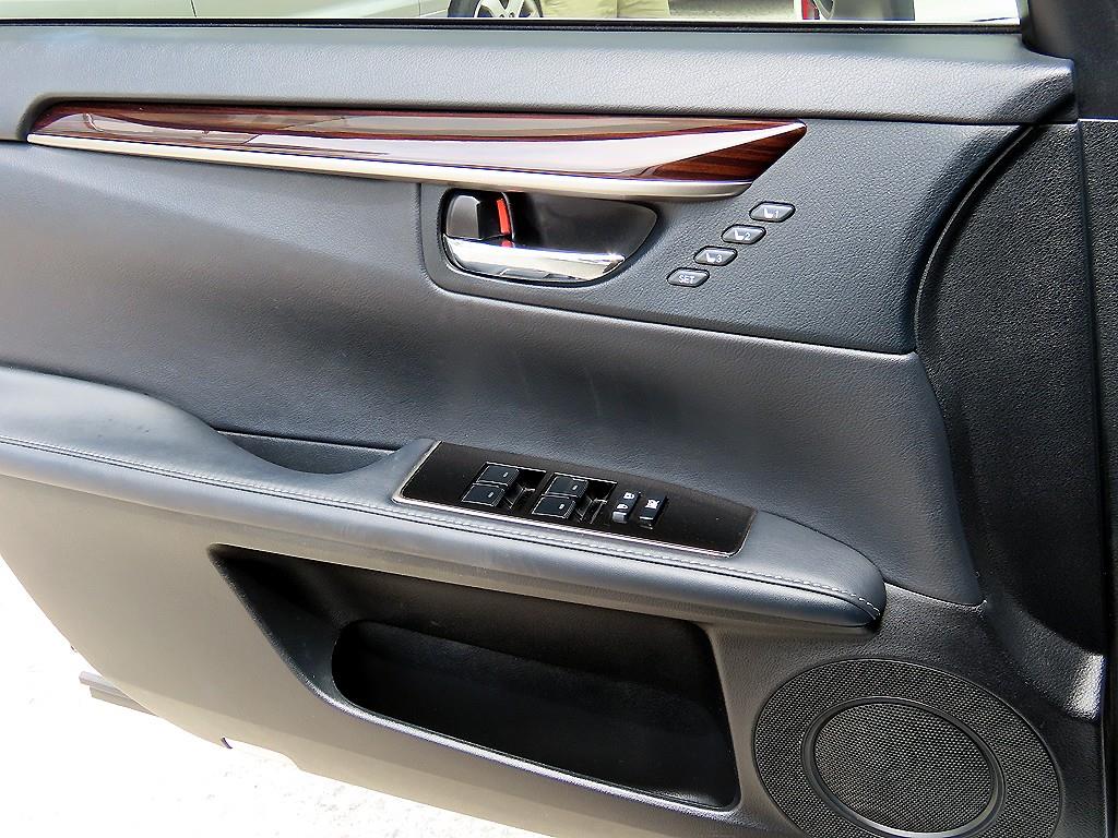Lexus ES — photo 11