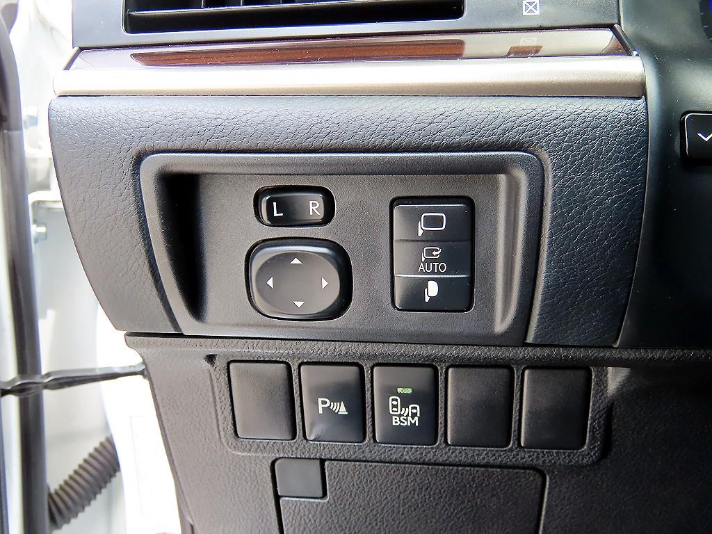 Lexus ES — photo 12
