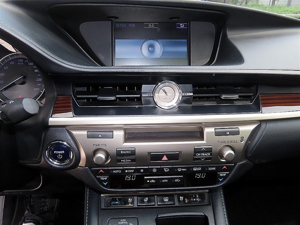 Lexus ES — photo 13
