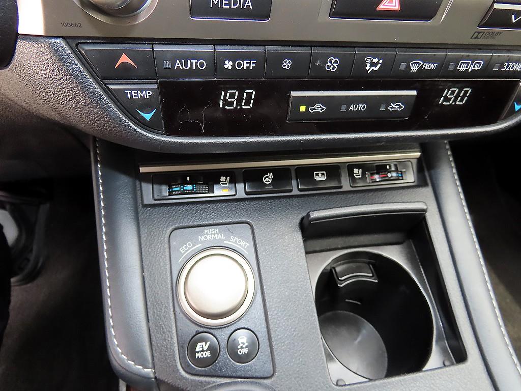 Lexus ES — photo 15