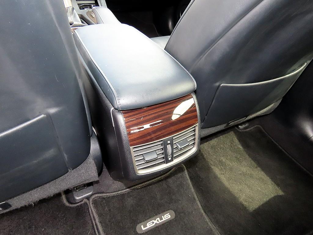 Lexus ES — photo 17