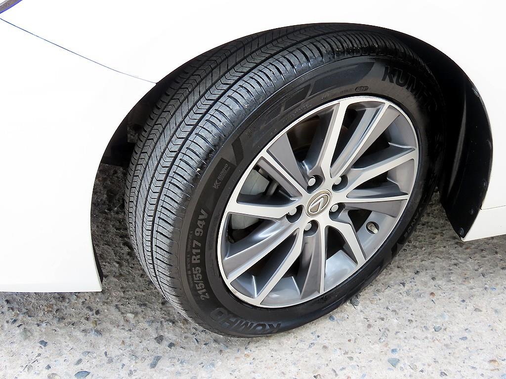 Lexus ES — photo 20