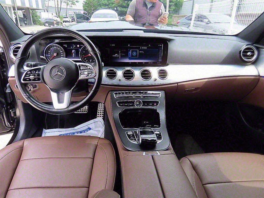 Mercedes-Benz E-Class — photo 07