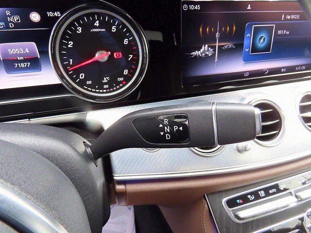 Mercedes-Benz E-Class — photo 10