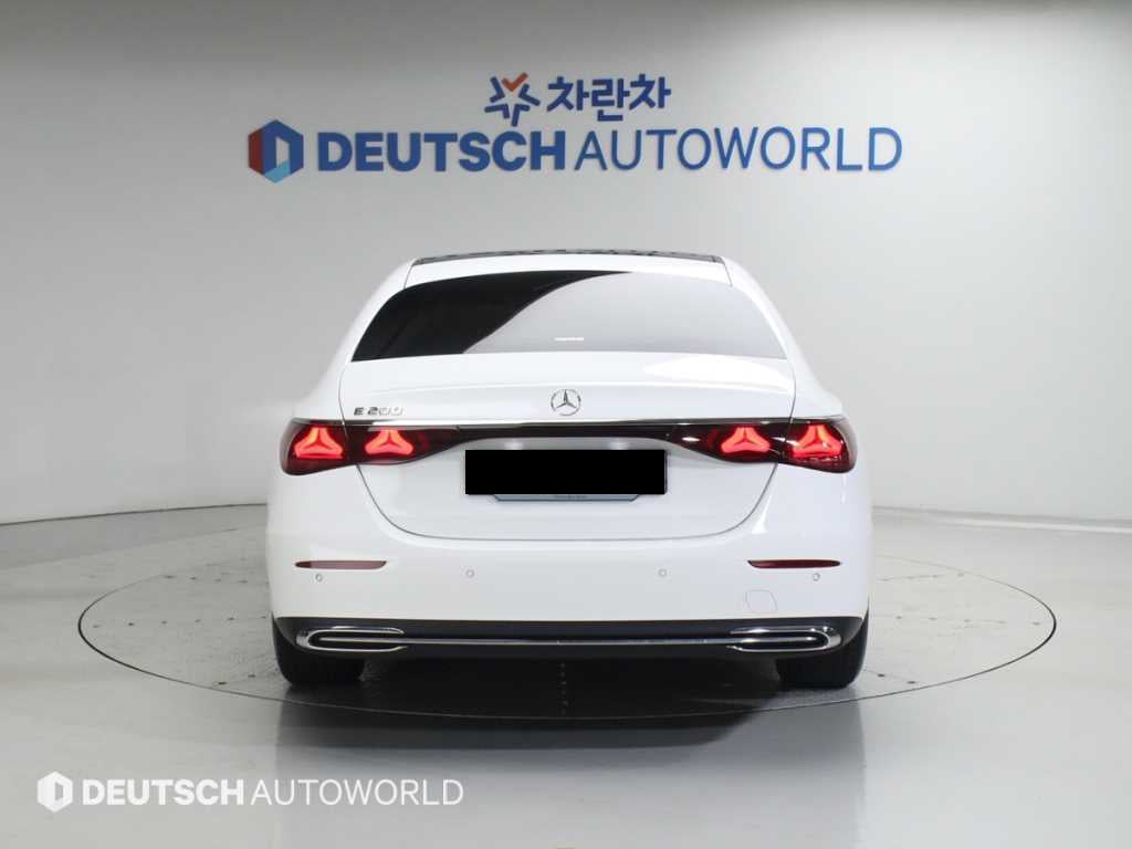 Mercedes-Benz E-Class — photo 04