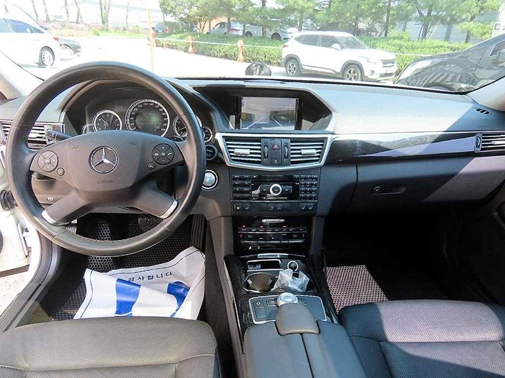 Mercedes-Benz E-Class — photo 07