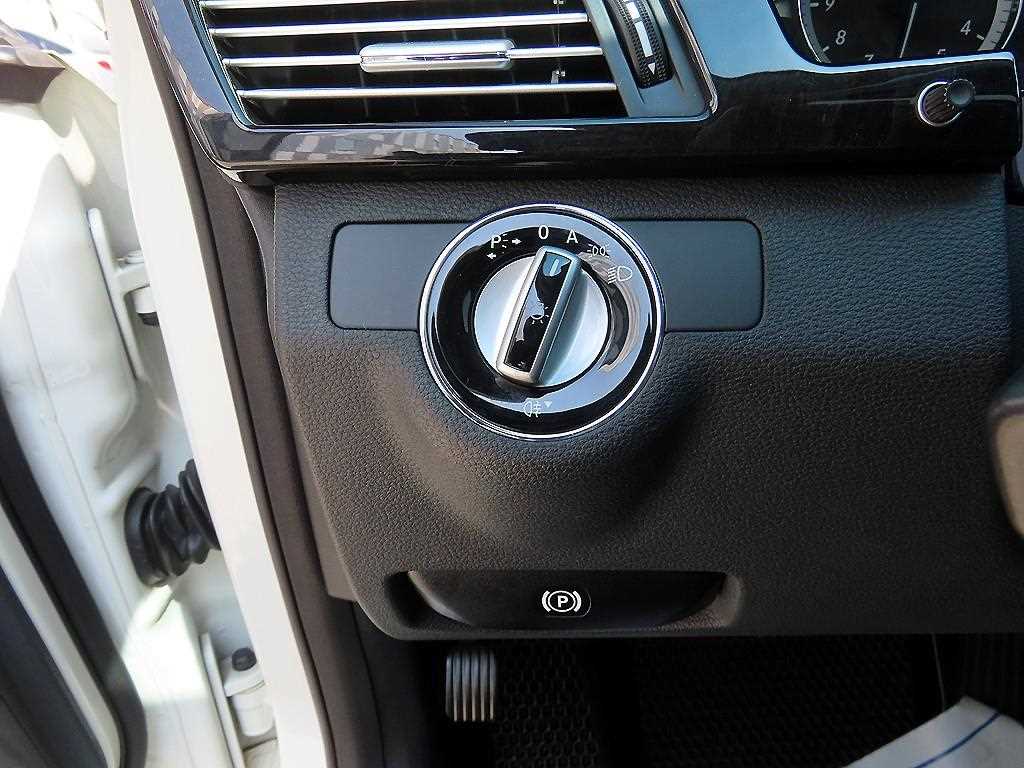 Mercedes-Benz E-Class — photo 11