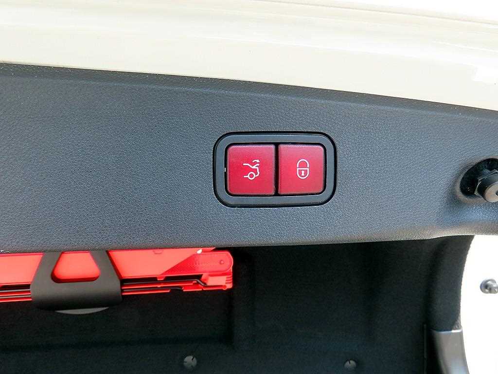Mercedes-Benz E-Class — photo 16