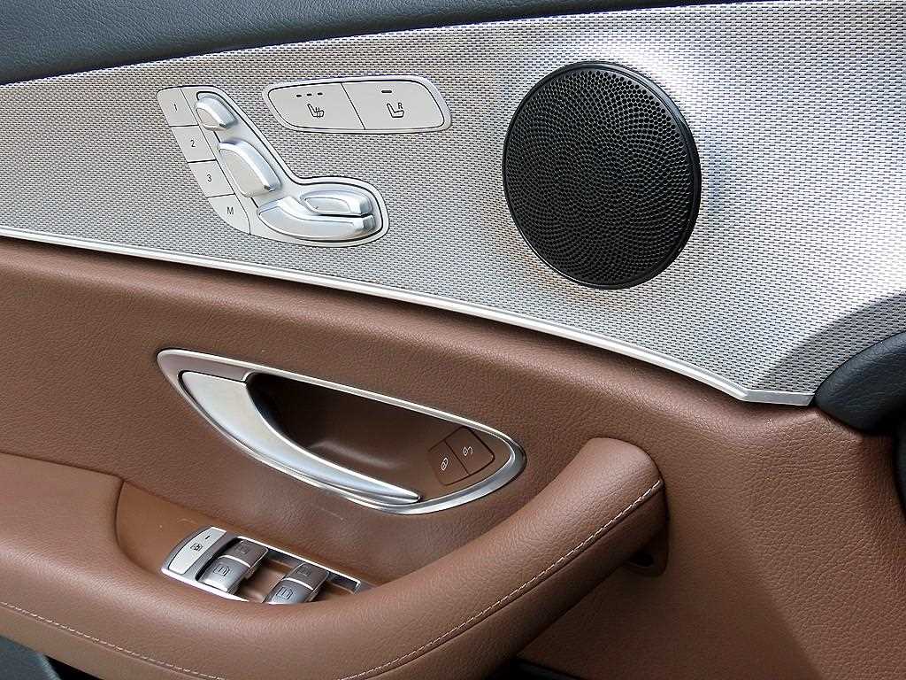 Mercedes-Benz E-Class — photo 11