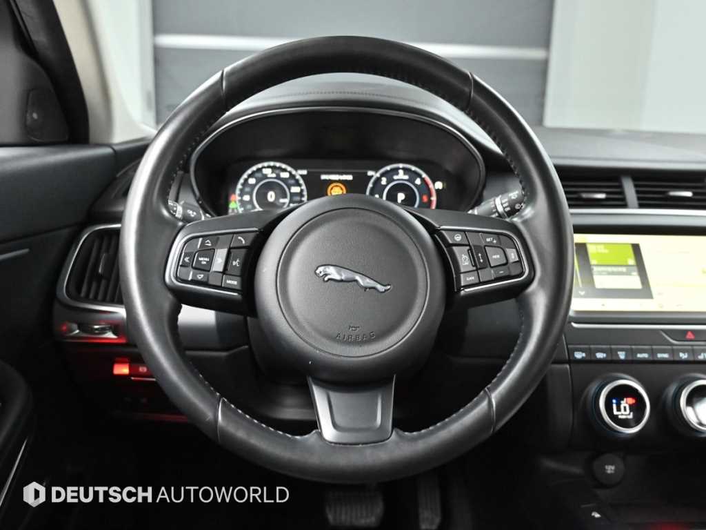 Jaguar E-PACE — photo 13