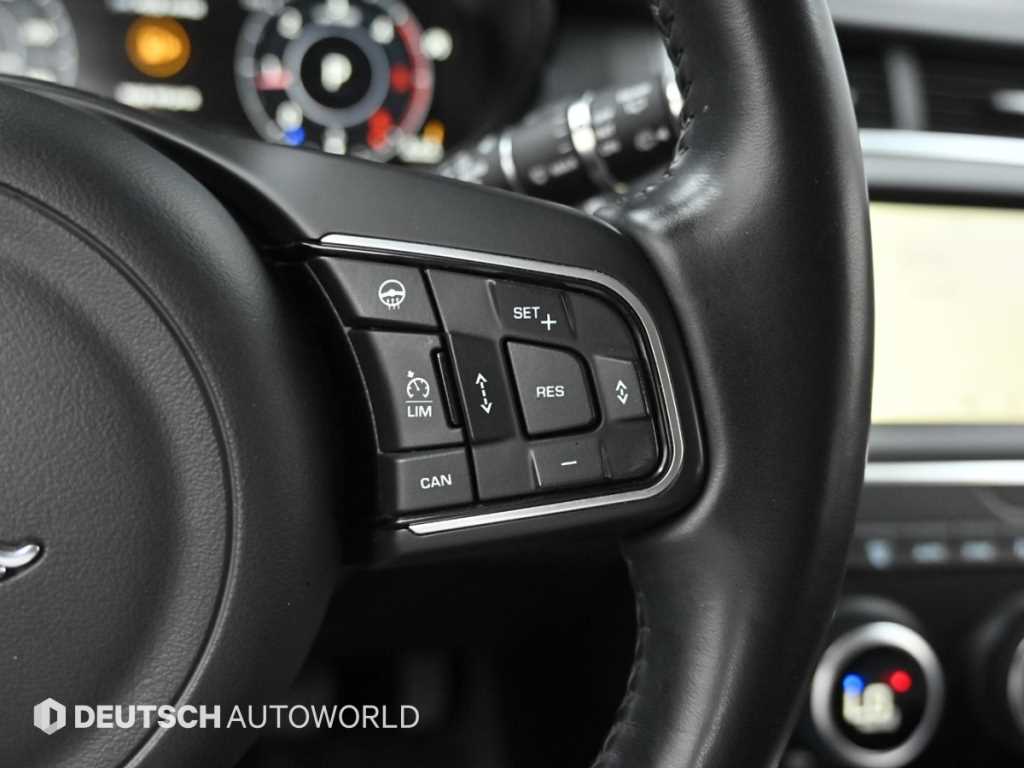 Jaguar E-PACE — photo 17