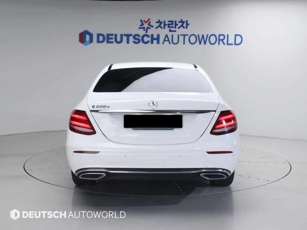 Mercedes-Benz E-Class — photo 04