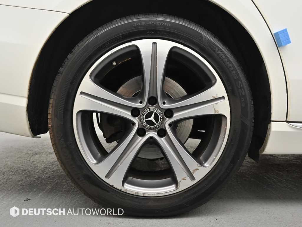 Mercedes-Benz E-Class — photo 05