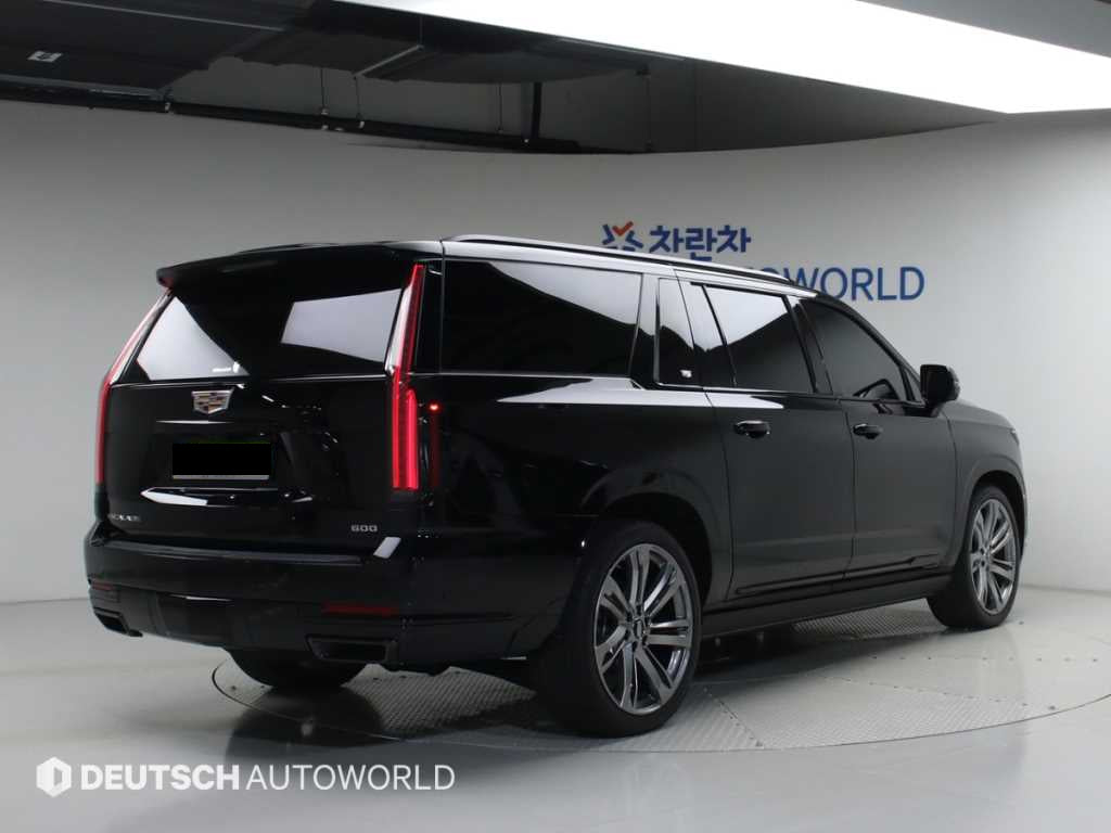 Cadillac Escalade — photo 02