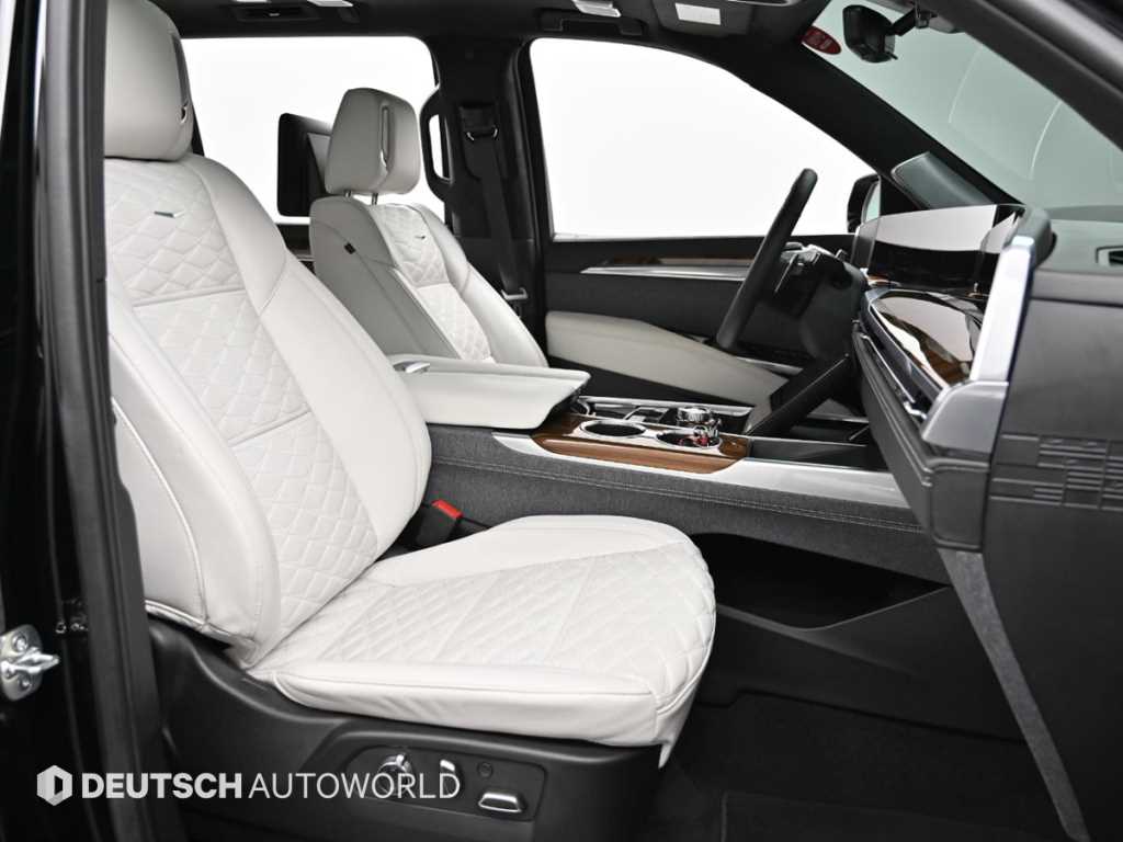 Cadillac Escalade — photo 10