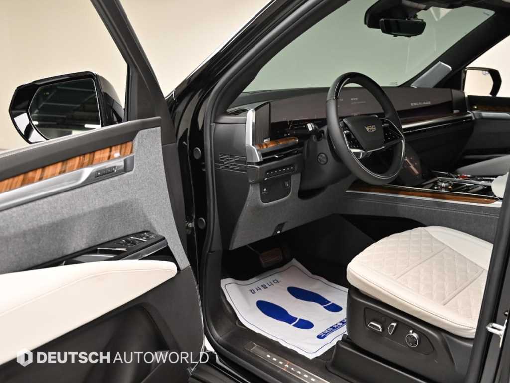 Cadillac Escalade — photo 11
