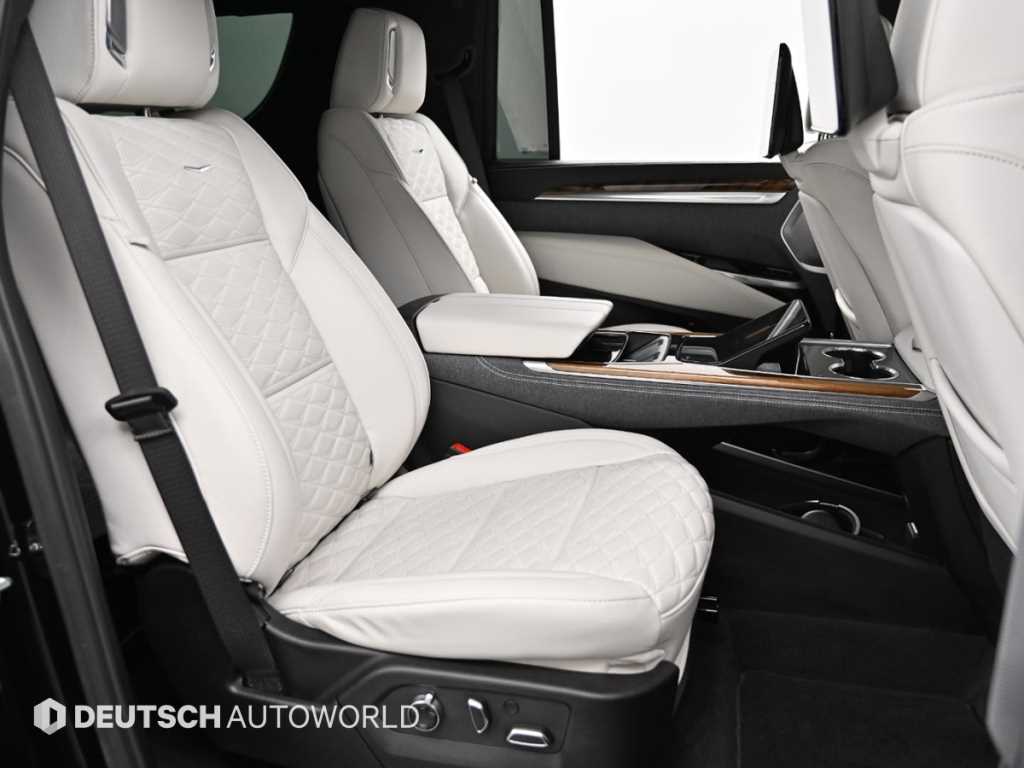 Cadillac Escalade — photo 12