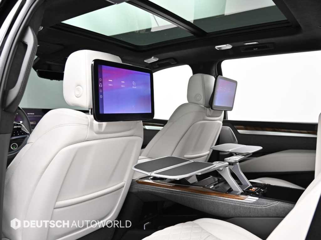 Cadillac Escalade — photo 18