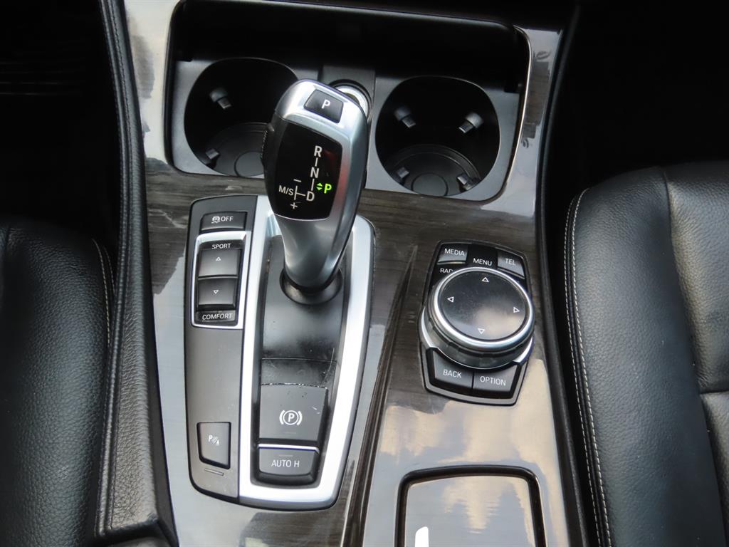 BMW 5-Series — photo 12