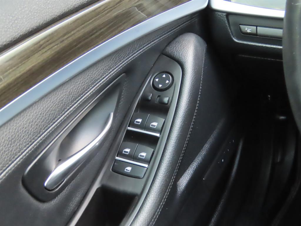 BMW 5-Series — photo 13