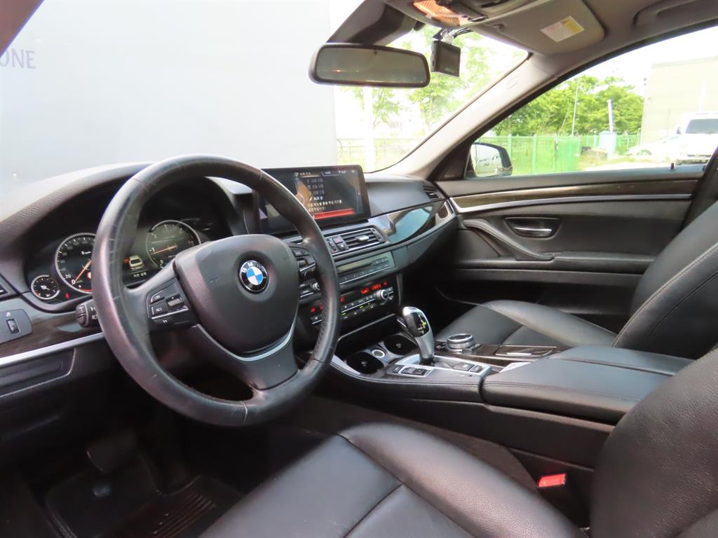 BMW 5-Series — photo 16
