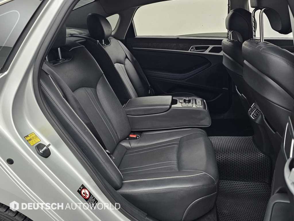 Hyundai Genesis — photo 12