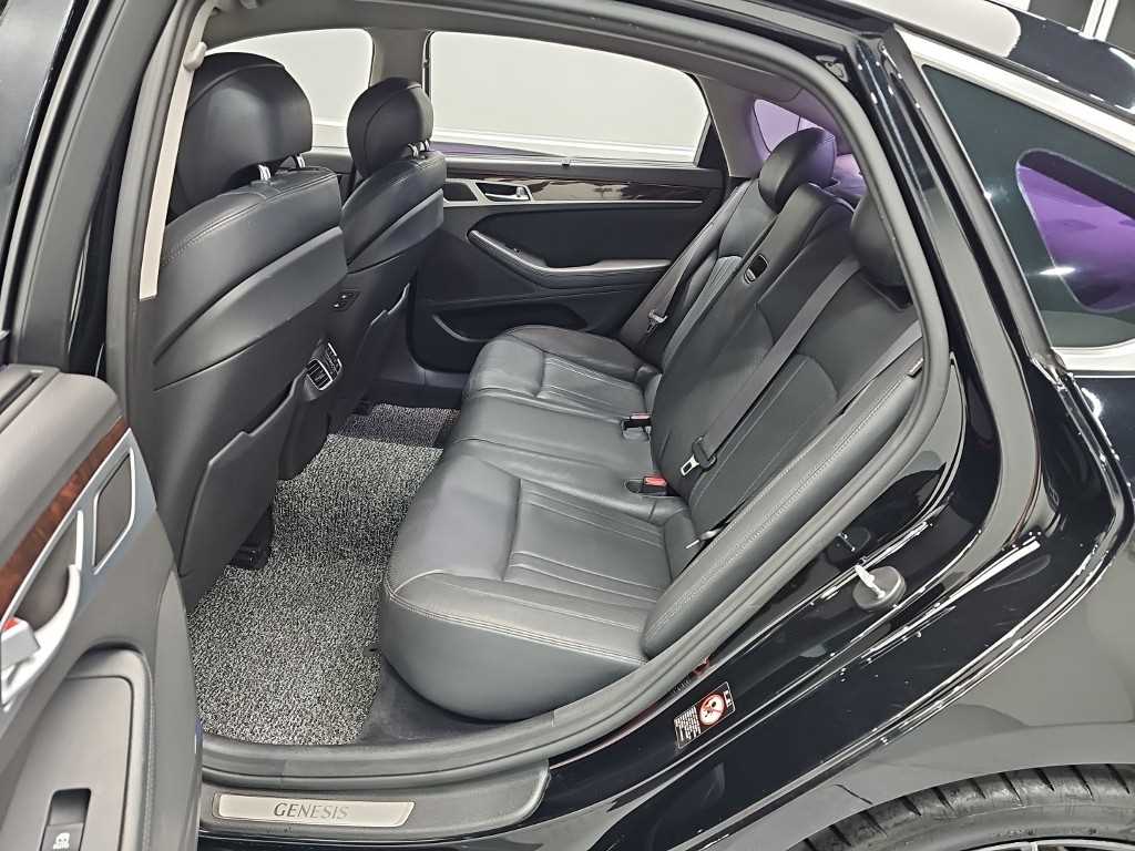 Hyundai Genesis — photo 12