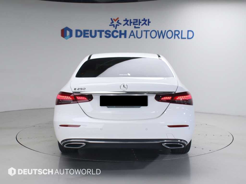 Mercedes-Benz E-Class — photo 04