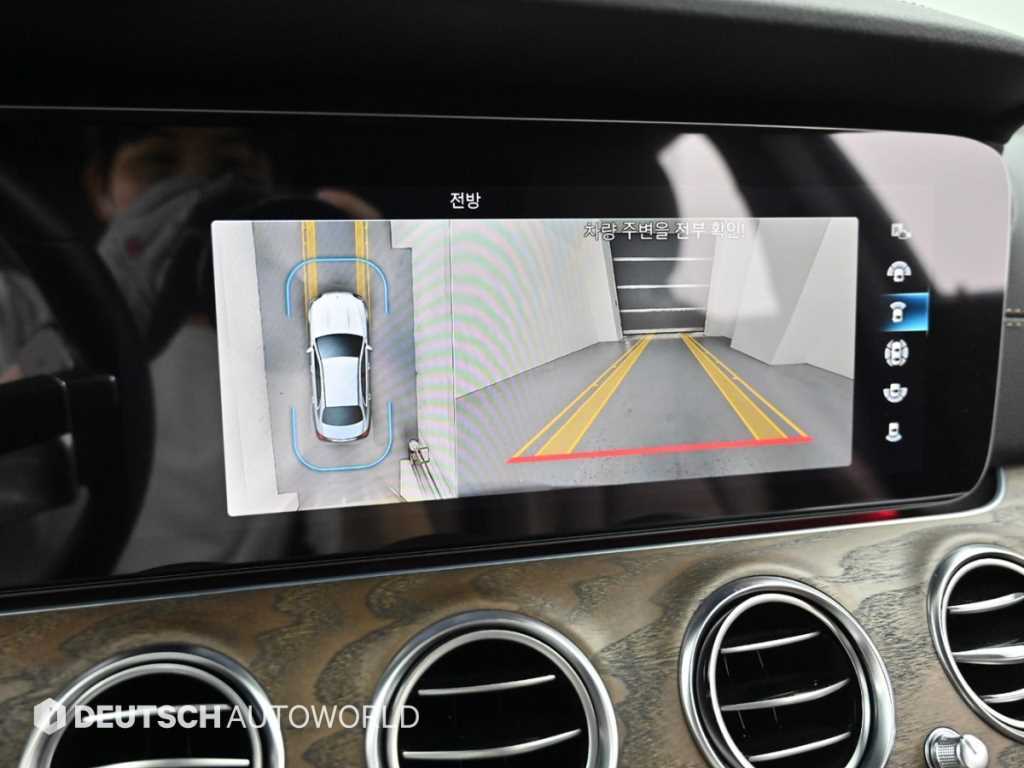 Mercedes-Benz E-Class — photo 15
