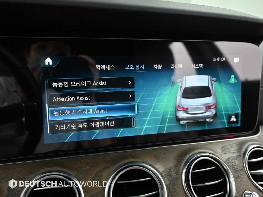 Mercedes-Benz E-Class — photo 17